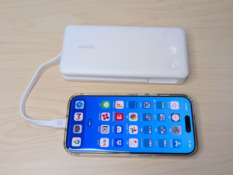 USB-Cケーブルが内蔵されているので、差し込むだけでサクッと充電できる