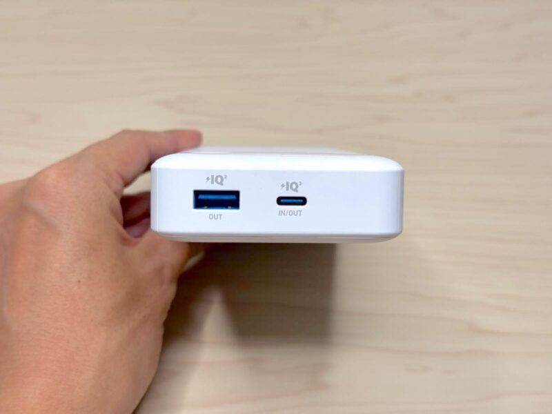 充電ケーブルを用意すれば、最大3台に同時に充電できる