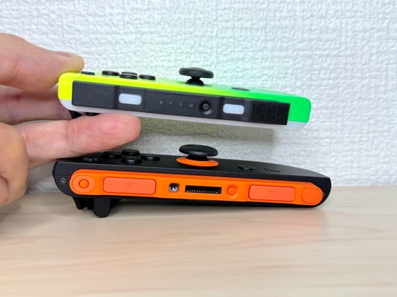 横から見るとわかりますが、スティックの軸部分も太くなっている
