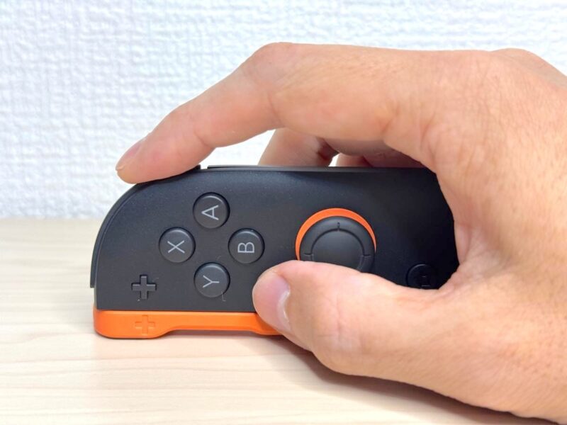 ストラップをつけるとより安定感が増して滑りもよくなるのが特徴
