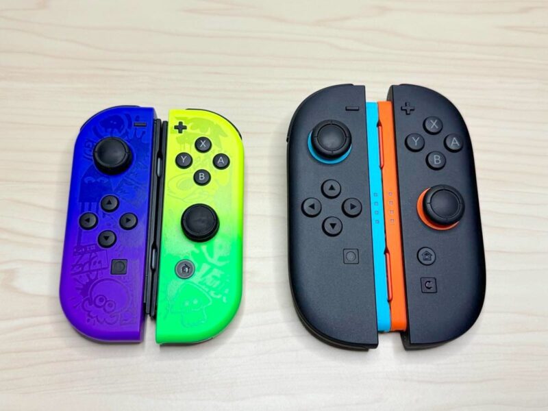左に従来のJoy-Con、右にSwitch 2のJoy-Con 2を並べた