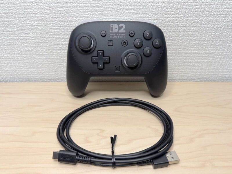 中にはコントローラー本体とUSB-A to USB-Cケーブル