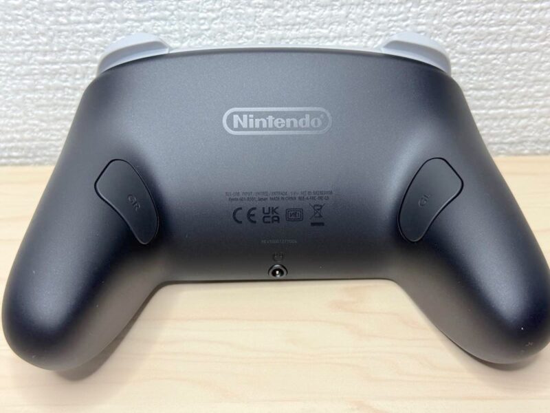 グリップのところにGL/GRボタン、中央には有線イヤホン用の3.5mmステレオミニジャックが追加