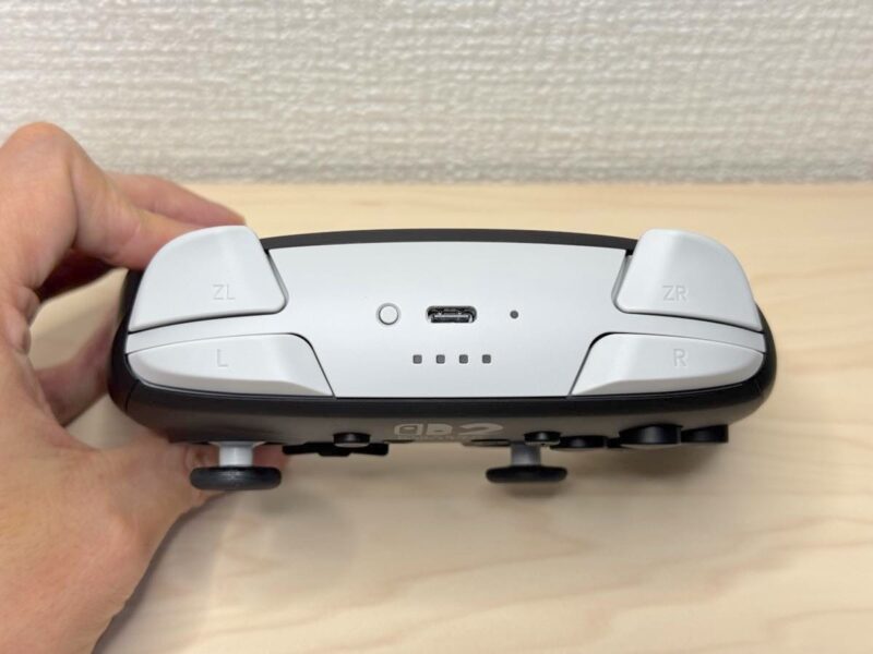 上面にはL/Rボタン、ZL/ZRボタン、シンクロボタン、USB-Cポート