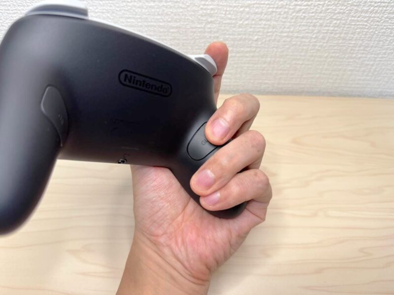 GL/GRボタンは、グリップを握ったときの中指あたりにくる感じ
