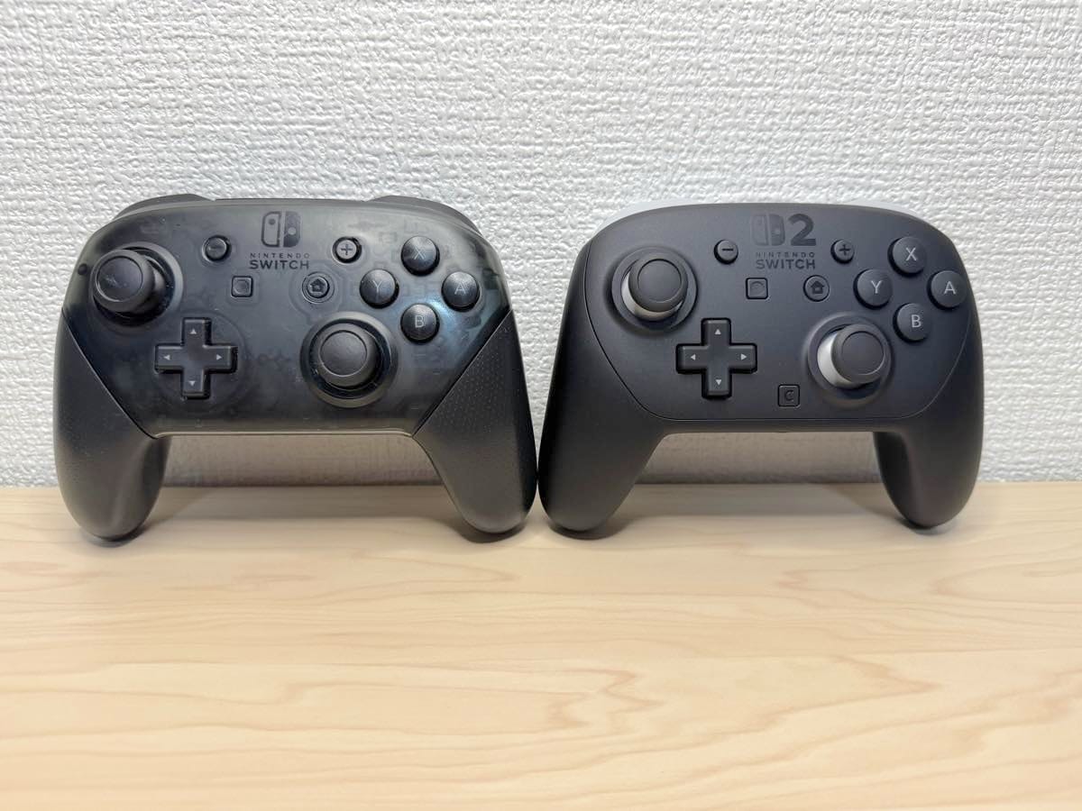 Switch 2プロコンを、初代スイッチ用プロコンと比較