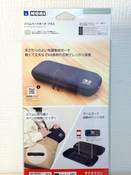 表面は手ざわりのよい布のような素材で、中身はEVAと呼ばれるハードな素材でしっかり保護
