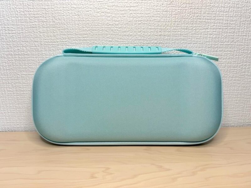 裏側は、Joy-Con 2の出っ張りにフィットするように成形されている