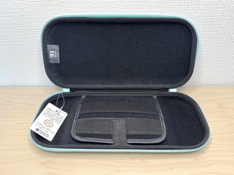 内部はSwitch 2の画面などを傷つけないよう黒の不織布製