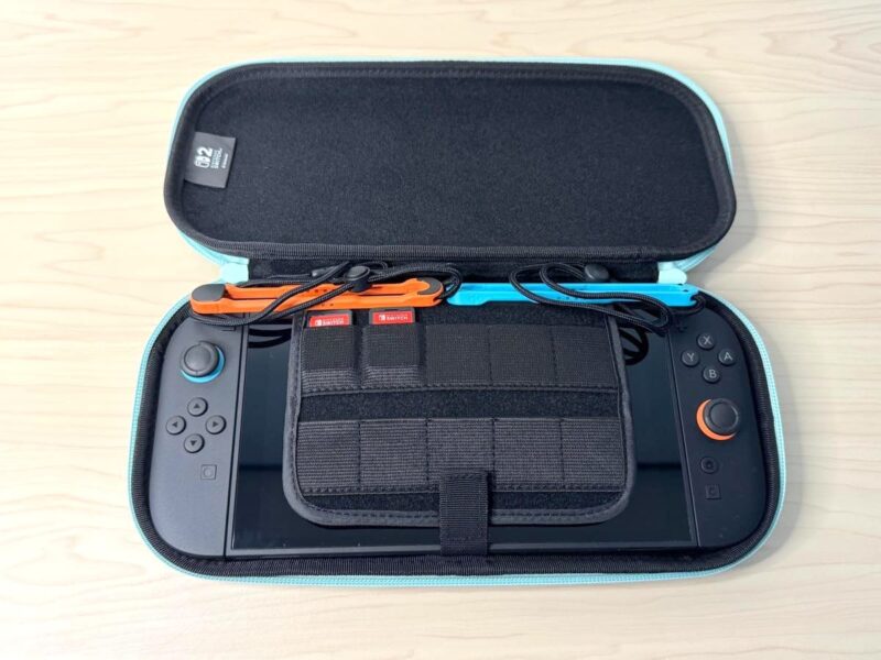 ゲームカード以外にはJoy-Con 2ストラップがギリギリ入るくらい