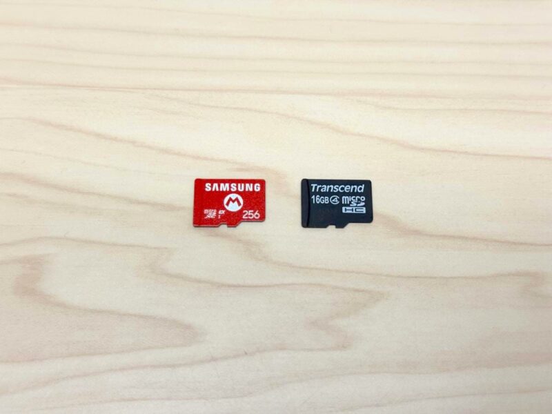 microSD Expressカードと通常のmicroSDカードを並べてみた