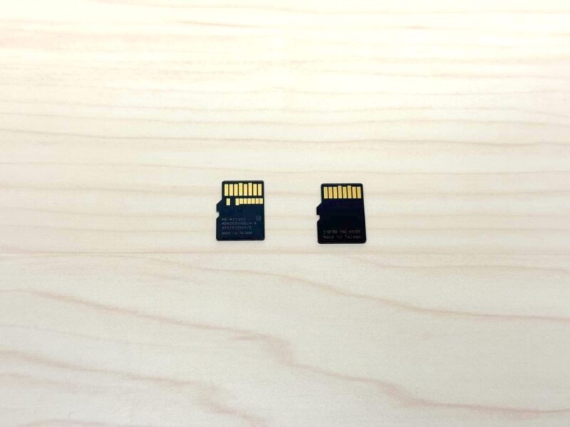 金属ピンが2段になっている方がmicroSD Expressカード