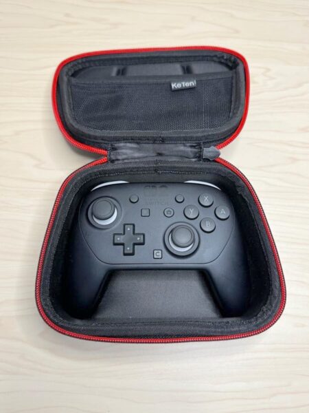 初代Switch用プロコンケースに新しいプロコン2を収納