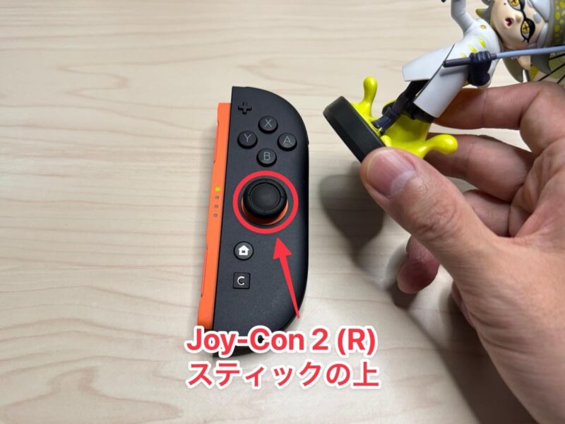 amiibo用センサーはJoy-Con 2(R)のスティックの上