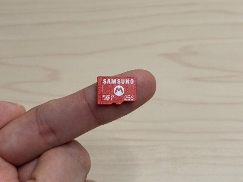 カード本体はマリオらしくレッドで、マリオのマーク入り