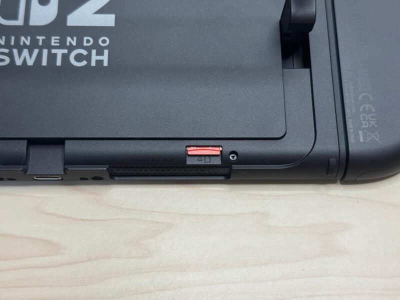 Switch 2本体のスタンドを上げたところに差込口があるので、microSD Expressカードをセット