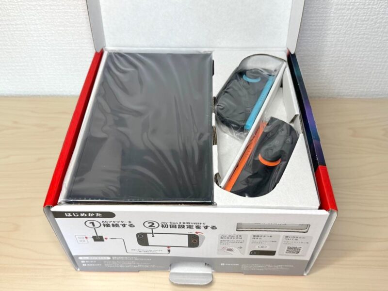 フタを開けると、Switch 2本体とJoy-Con 2がお目見え