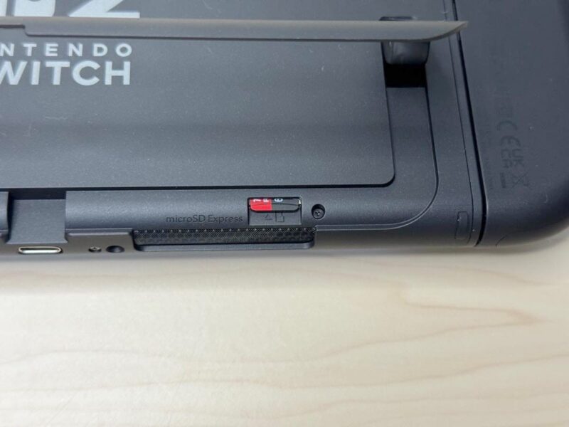 Switch 2のmicroSDカード差込口は、スタンドの裏