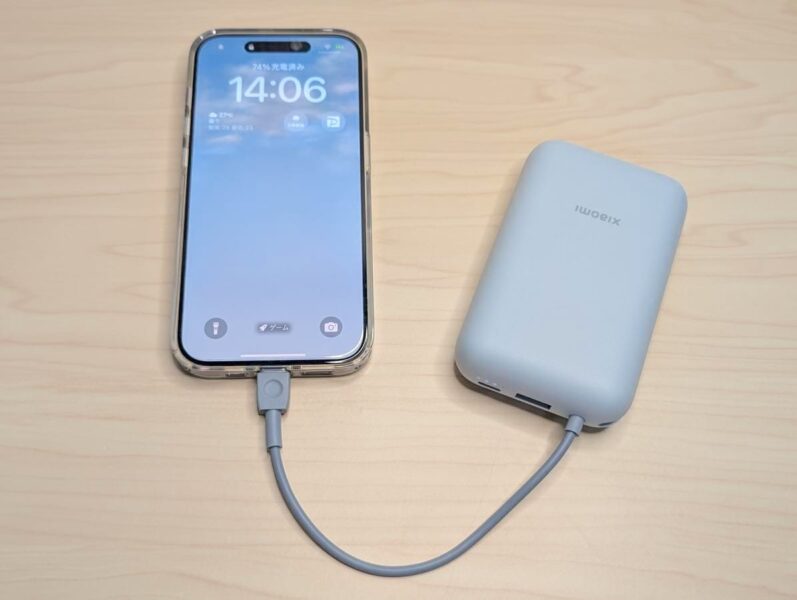 ただ差し込むだけで充電できるので、ケーブルを持ち運ぶ必要がない