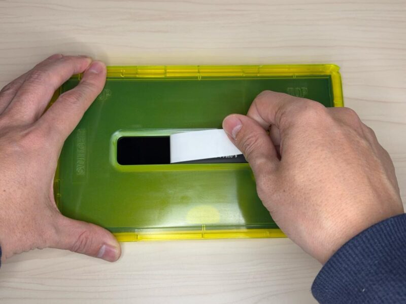 シールを左から右にはがすと、ガラスフィルムが完全にSwitch 2にくっつく