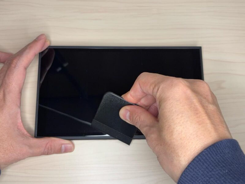 残った気泡を画面の外に押し出すようにして取り除く