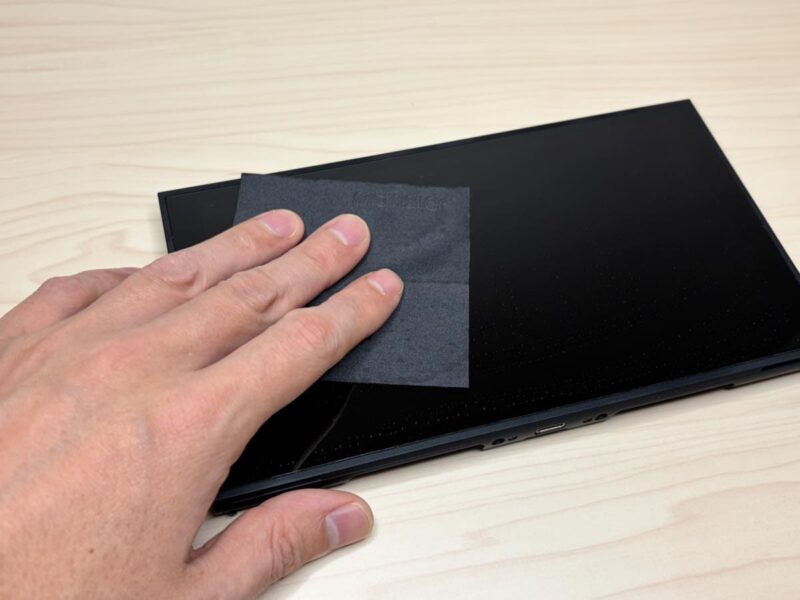 クロスで汚れや指紋を拭き取る