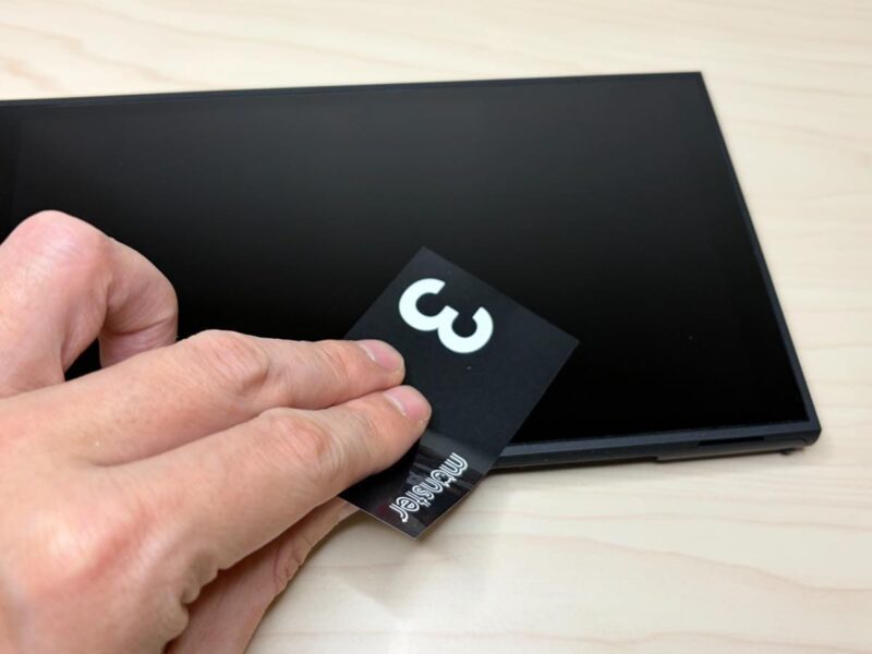 ホコリ除去シールで残ったゴミ・ホコリを取り除く