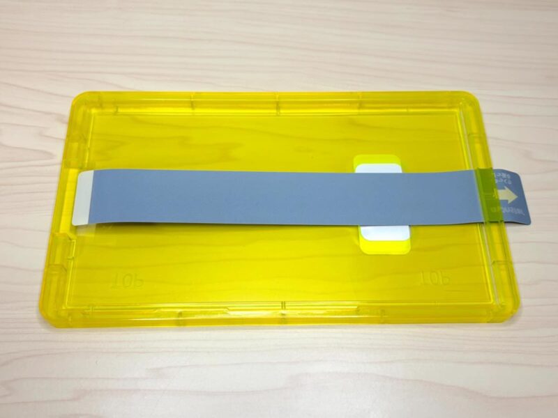 フィルムの入った黄色のケースを裏返し、写真の状態にする