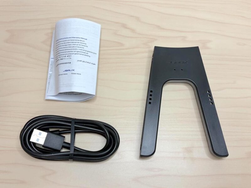 中に入っているのは充電グリップ本体、USB-A to USB-Cケーブル、取り扱い注意事項の冊子