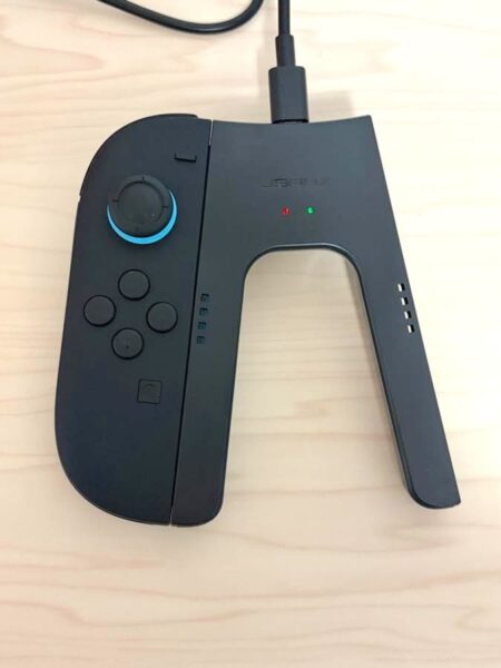 Joy-Con 2（L）をくっつけてみると、ランプが赤色のゆっくりとした点滅状態に