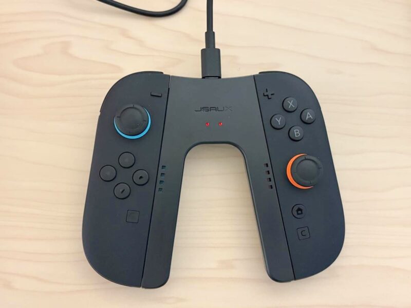 ジョイコンを両方くっつけると、両方の赤いランプが点滅