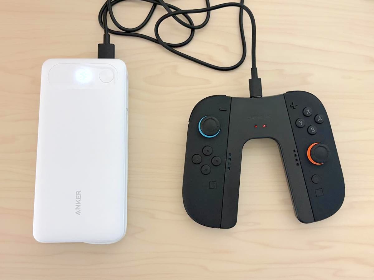 Switch 2のジョイコンに使える「JSAUX 充電グリップ」Joy-Con 2を充電、グリップ代わりにも使える！