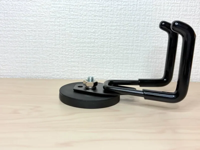 ネジ、ナット、マグネットプレート、フックが分かれて届くので、プライヤーやレンチ等でしっかり締める