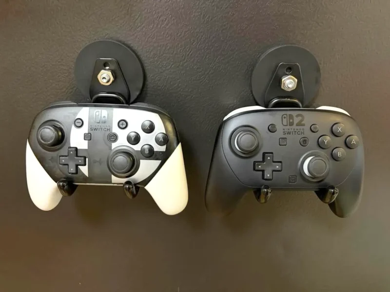 見せる収納として機能するプロコン用ダブルフック