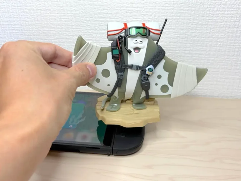 ジョイコンの場合は、右スティックの上にamiiboを乗せる