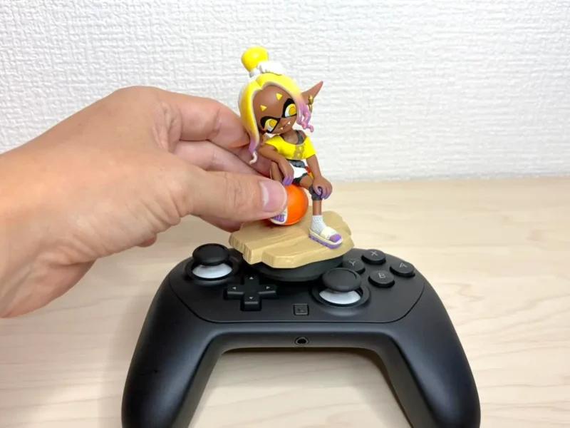 プロコンなら中央付近にamiiboを乗せるようにすれば読み込める