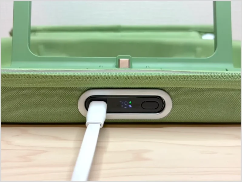 電源につないだUSB-Cケーブルから、モバイルバッテリーに充電できる