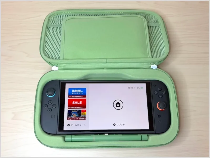 手持ちのSwitch 2をBelkin充電ケースにセット