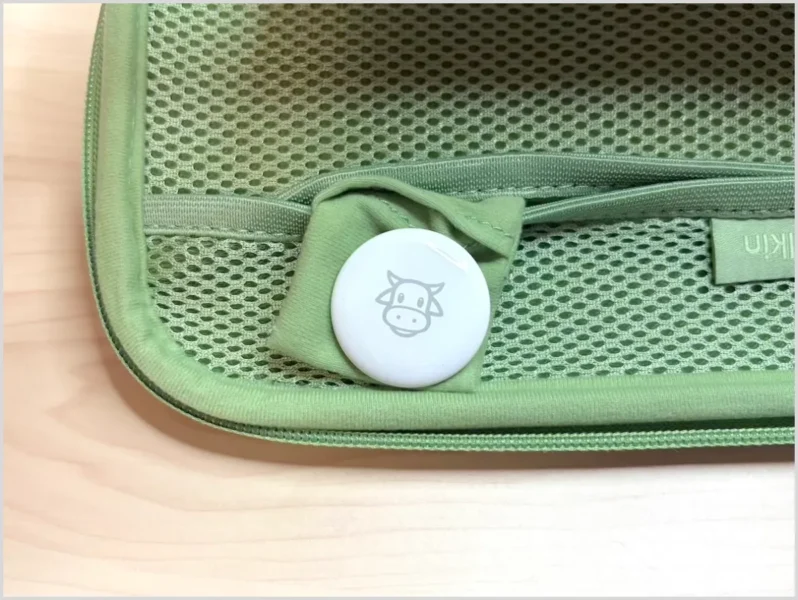 メッシュポケット内側にはAirTagのようなメダル型紛失防止タグを入れる専用ポケット