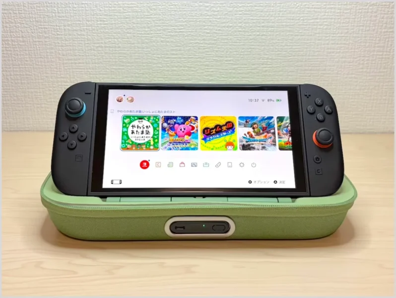 ケースに収納した状態からスタンドを立てれば、そのままゲームを始められる