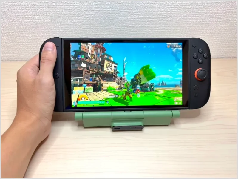 スタンドに立てたまま、Joy-Con操作でゲームを楽しむのもあり