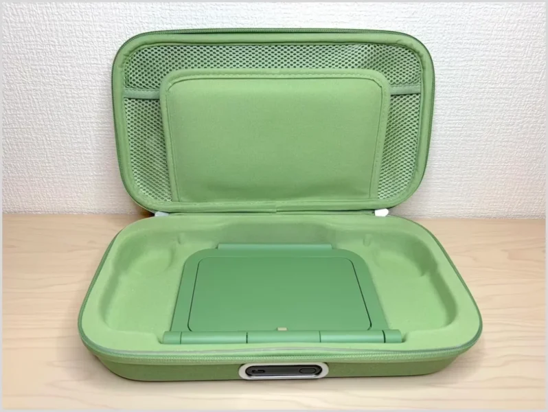 Switch 2を収納する部分の下にモバイルバッテリーとスタンドが格納されている