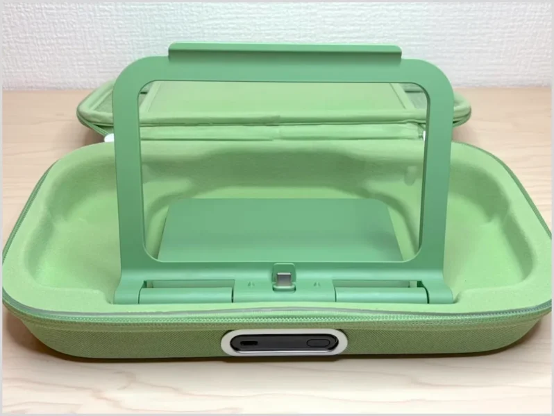 バッテリー外側の枠を立てるとスタンドに早変わり